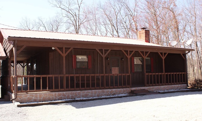 Wellington House | Escape to the lake 2 Bedroom Cabin, Boat Parking & Ample Outdoor and Deck Space.