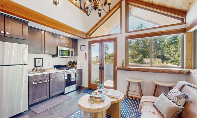 Idyllwild Apartment | Escape to the Ultimate Mountain Retreat in Idyllwild: Stunning Views, Cozy Vibes