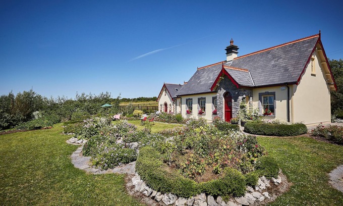 Ennis Cabin | Escape to tranquil luxury near The Cliffs of Moher ,Co Clare.