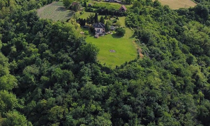 Erdut House | Escape to Tranquility: Stunning Panoramic Views & Outdoor Jacuzzi- Pet friendly.