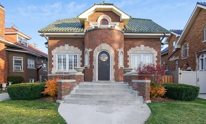 Berwyn House | European custom built home with 3 bedrooms near Chicago