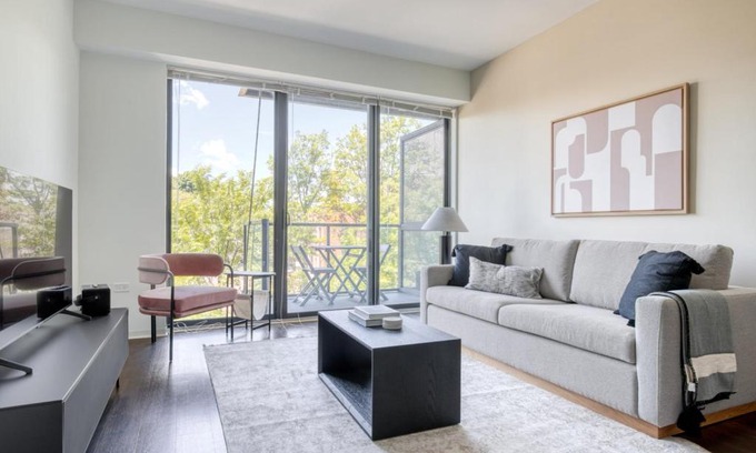 Evanston Apartment | Evanston 1BR w Pool Gym nr Nwestern CHI-702