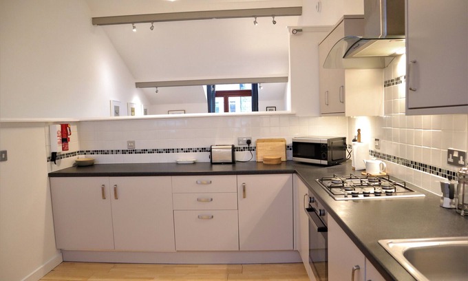 City Centre Glasgow House | Excellent townhouse with private entrance and parking