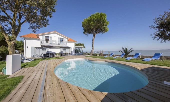 Fouras Villa | Exceptional large 7-bedroom oceanfront villa