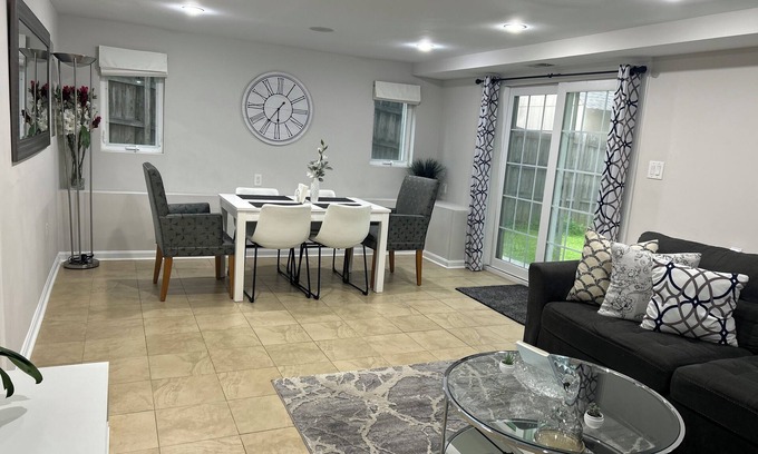 McLean House | Exclusive Escape- 1 mile to metro w/FULL kitchen!