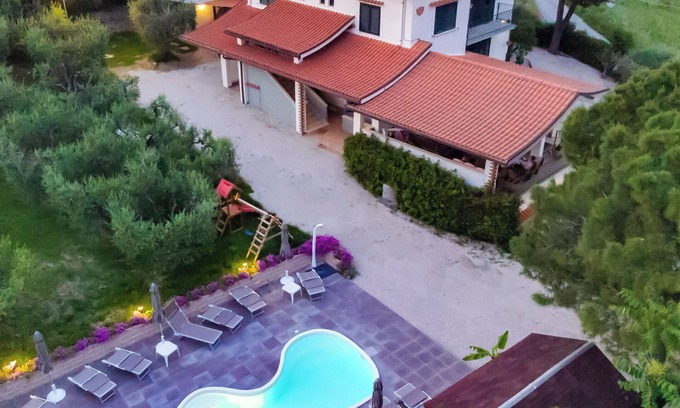 Martinsicuro Villa | Exclusive villa with pool 5min from sea (for groups of friends and families)