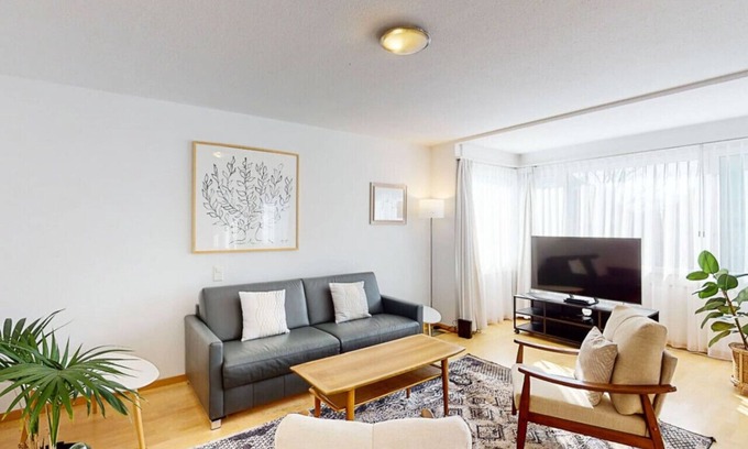 Seefeld Apartment | Executive 2BR apt near lake/city center (Dufour 4)