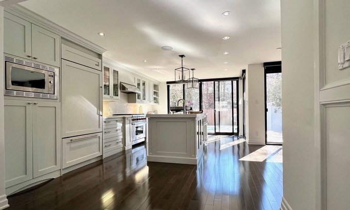 Forest Hill South House | Executive Midtown Home - Work, Relax and Enjoy Toronto!