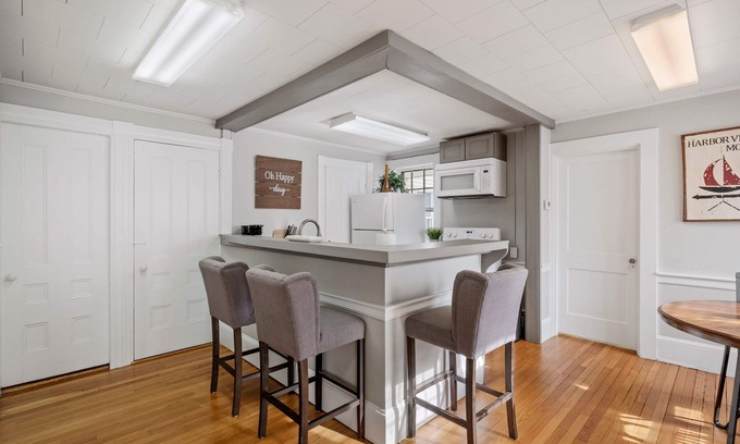 Exeter Apartment | Exeter -1st Floor Large Furnished Two Bed One Bath