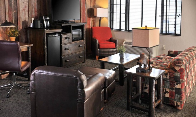 Independence Hotel | Expanded King Bunk Bed Suite, Stoney Creek KC, Room for the Crew!