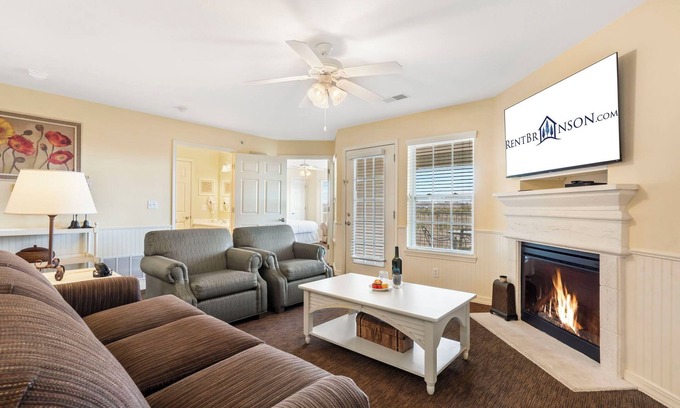 Kimberling City Condo | Expansive Condo w Table Rock Lake Access-Free Attraction Tickets-Mini Golf-Cmty Pool-Pickleball