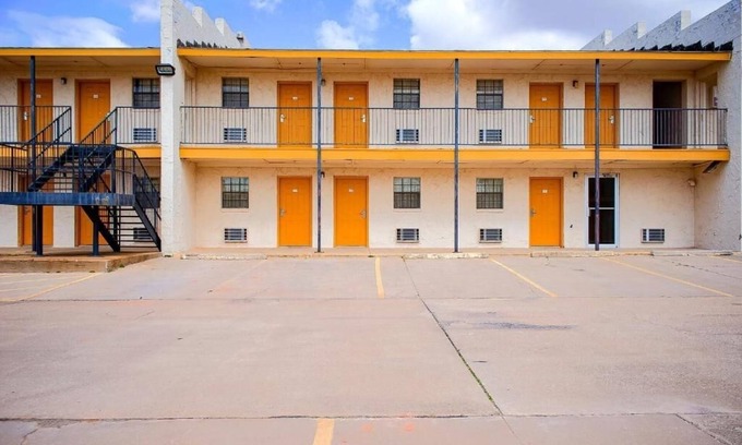 Duncan Hotel | Experience Duncan From Stay With Parking Near Sonic And Petticoat