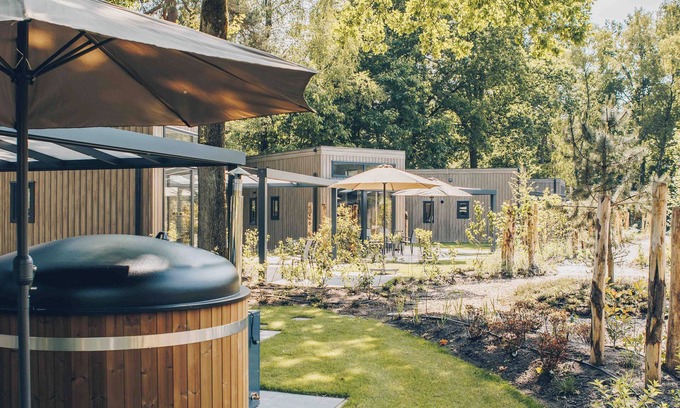 Lieren House | Experience luxury and nature in the Reeëndal Lodge with hot tub in the Veluwe! With 1 bedroom and 1 sleeping loft, a fully equipped kitchen, and air conditioning.