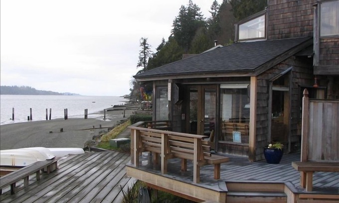 South Colby House | Experience Paradise at the Water's Edge with Awesome Views.