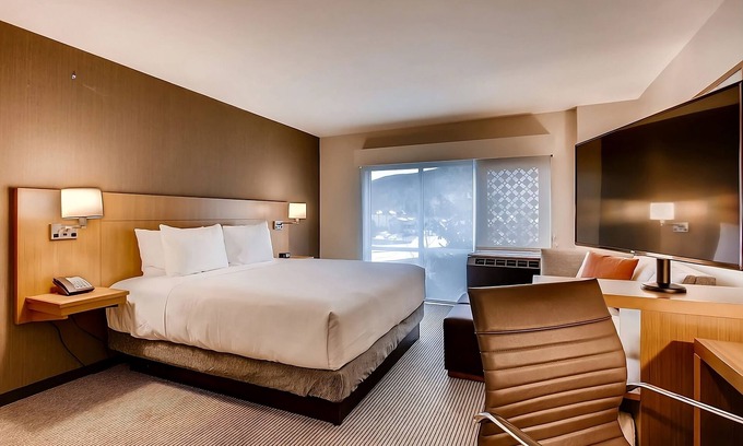 Mountain House Hotel | Experience the Peaks! Ski Resort, Jacuzzi Comfort & Easy Shuttle!