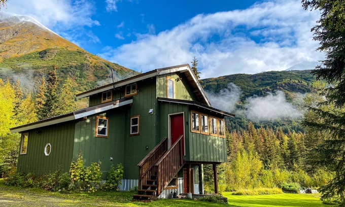 Moose Pass House | Explore Seward, Cooper Landing and Kenai Peninsula from one central location.