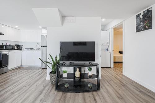 Bradford Apartment | Exquisite 2-Bdrm Basement Suite with FREE Parking