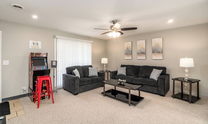 Orland Park House | Extended Stay Orland Park FHS Rental -Huntington Ct
