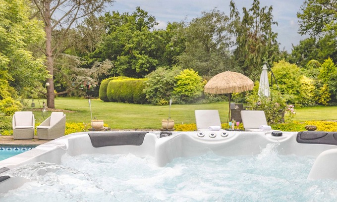 Fifield House | Extensive Gardens & Hot Tub I Pass The Keys