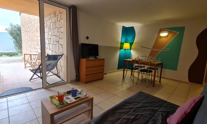 Serra-di-Ferro Apartment | F2 air conditioning, Wi-Fi, washing machine, sea view. Residence: swimming pool