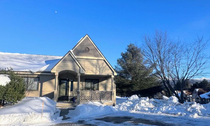 Bretton Woods House | F22 Great location close to Bretton Woods Ski Area, Ice Castles, Mt Washington Hotel