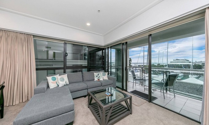 Auckland Central Business District Apartment | Fabulous Corner Apartment w/Dazzling Harbour View