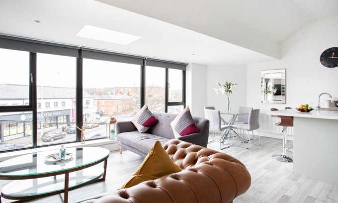 Ormeau Apartment | Fabulous Penthouse, Brilliant Location, Sleeps 6!