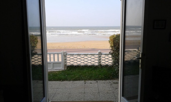 Bernieres-sur-Mer Apartment | FACE AND DIRECT SEA ACCESS, F2 + GARDEN - 4 people