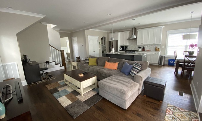 Villa Heights House | “Failte” Welcome. Only 2 miles from Spectrum Center with Noda and plaza close by