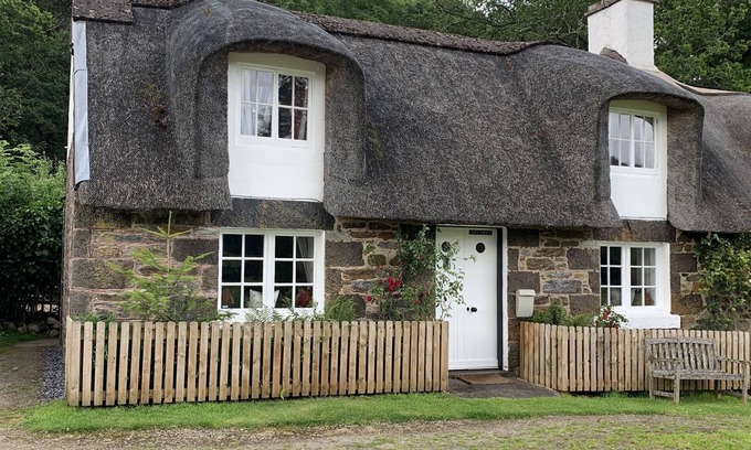 Glen Lyon Cottage | Fairytale thatched Highland Cottage