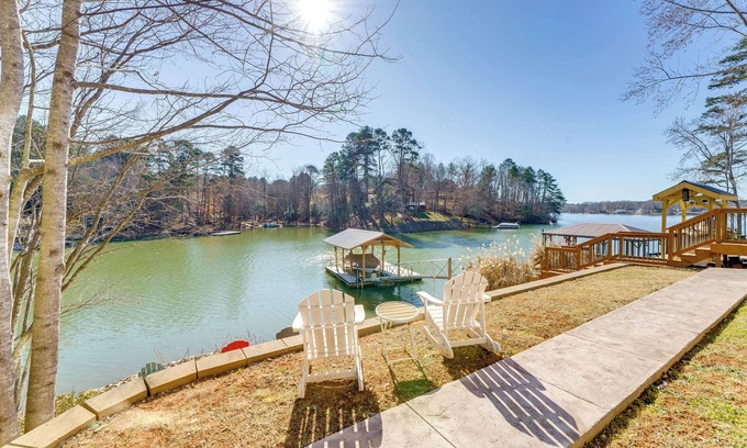 Scotts House | Fall Escape on Lookout Shoals Lake w/Game Room!