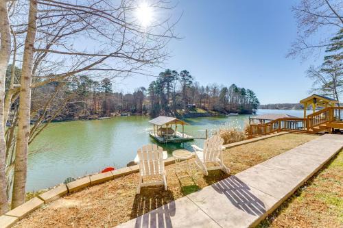 Scotts House | Fall Escape on Lookout Shoals Lake with Game Room!