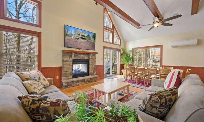 Lake Harmony Estates House | Fall Foliage Reunions Ski Snow Fish Golf Watersports Lake Beach Pickleball