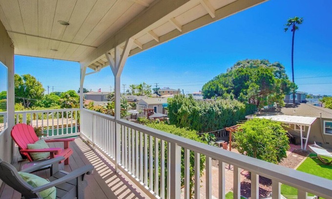 Bay Park Cottage | Fall fun at Safari Bay Hideaway-pet friendly yard!