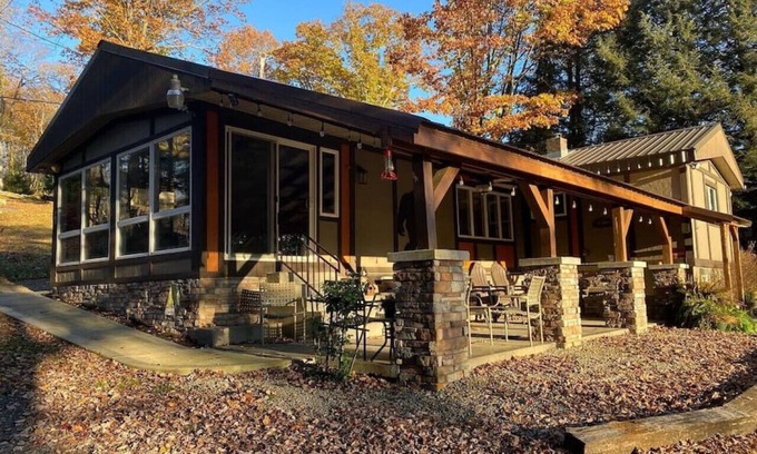 Confluence Apartment | Fall Getaway Camp Sideways Sleeps 6 · 3BR 1BA · Hot Tub Fire Pit Grill Fireplace