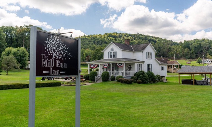 Mill Run Apartment | Fall Getaway Mill Run Inn: Sleeps 12 · 5BR 5BA · Hot Tub Fire Pit Grill Pool