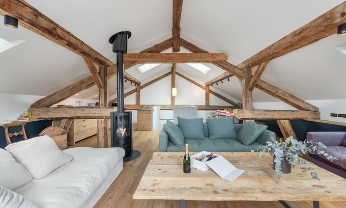 Praranger Ski Chalet | Family Chalet with Sauna, Spa, and Fireplace for 12 – Pet Friendly