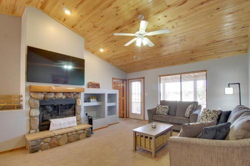 Heber House | Families Welcome! Overgaard Cabin with Playground
