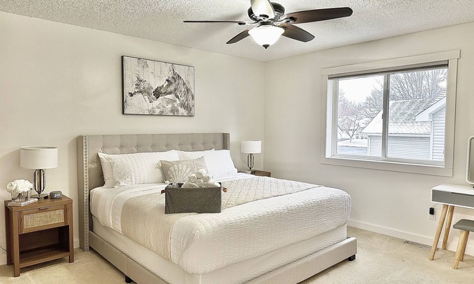 Shakopee House | Family-Friendly - All Seasons - Near Shops & Parks - Book For Fall & Winter Now