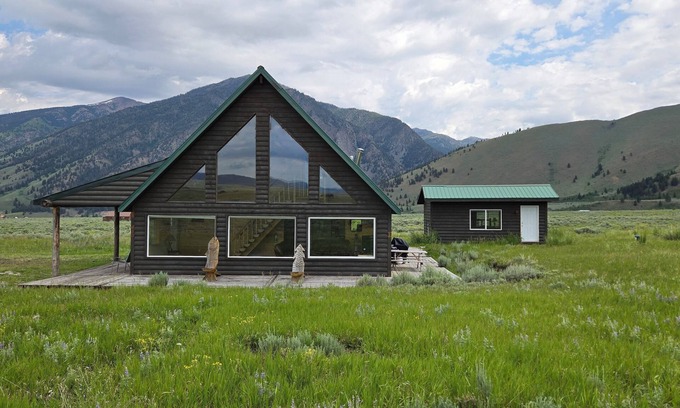 Cameron Cabin | Family friendly cabin close to Yellowstone National Park and Madison River