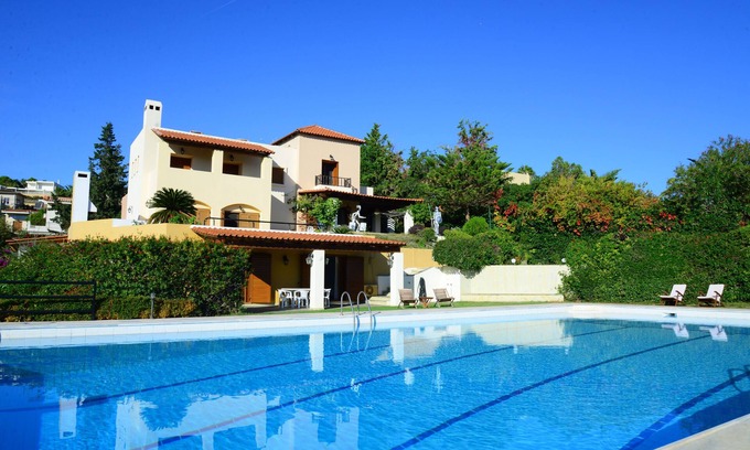 Anavyssos Villa | Family friendly villa with private pool & basketball -5min walk to the beach