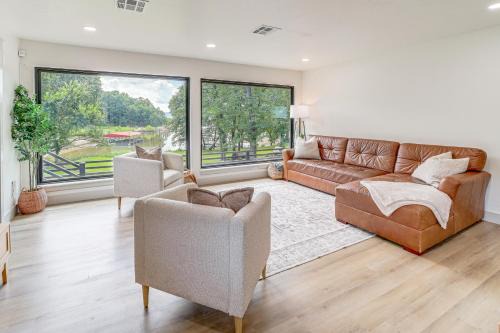 Hoyt House | Family Fun! Lake Eufaula Home with Wraparound Deck