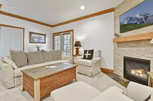 Zermatt Villa | Family Getaway-Pool, Tubing, Skiing, & Ice Castles Villa 1002 villa