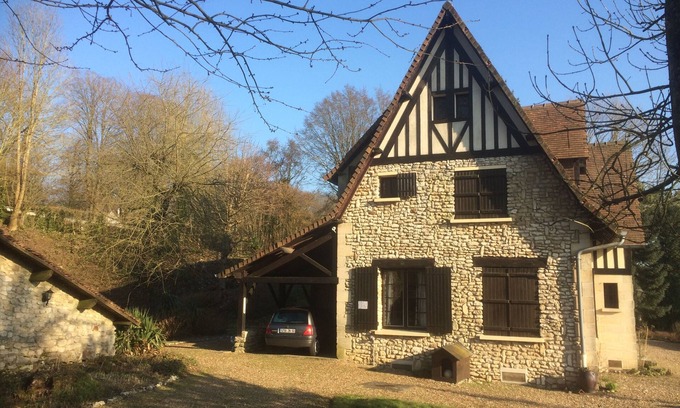 Le Mont-Saint-Adrien House | Family house in the middle of a green