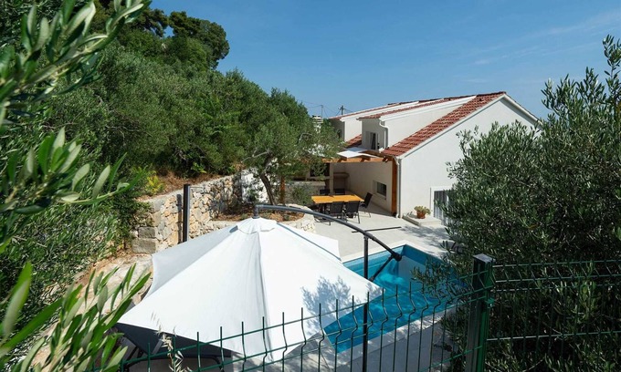 Pisak Villa | Family home in Pisak with a pool and olive garden