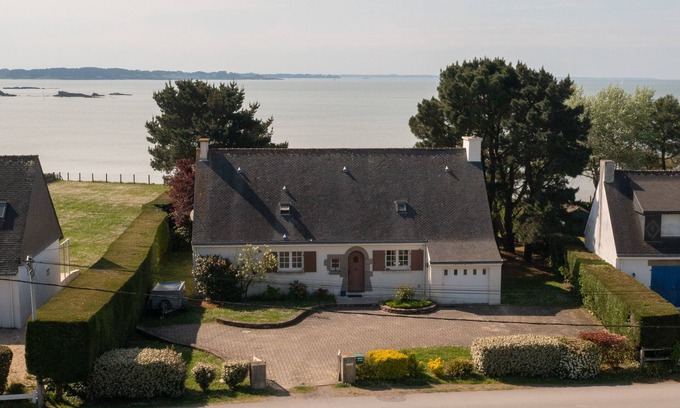 Ambon House | Family home with the ocean at the end of the garden.