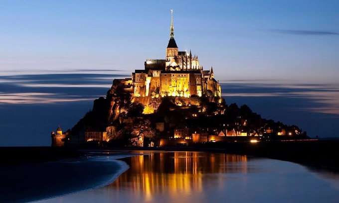 Vains House | Family house on large lot, direct access to Mont St Michel bay.