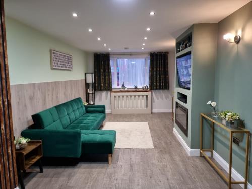 Tooting House | Family House, Two Bedroom in London , Sleep 6 in Tooting by ZAFTASTIC