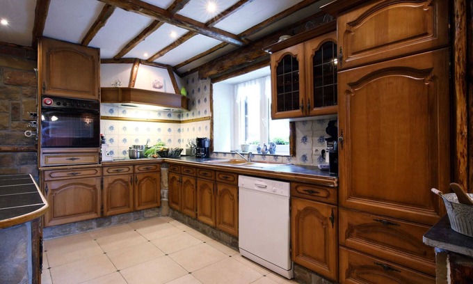 Mettet House | Family House with Large Garden & Games Room near Bambois Lake