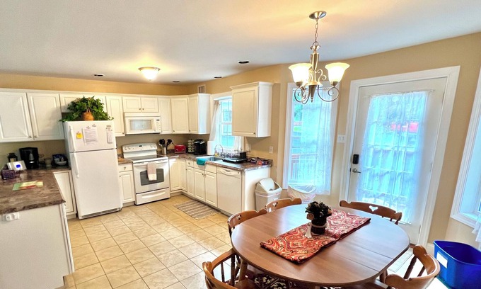 Ransom House | Family & pet-friendly, peaceful rural escape. Hiking nearby.